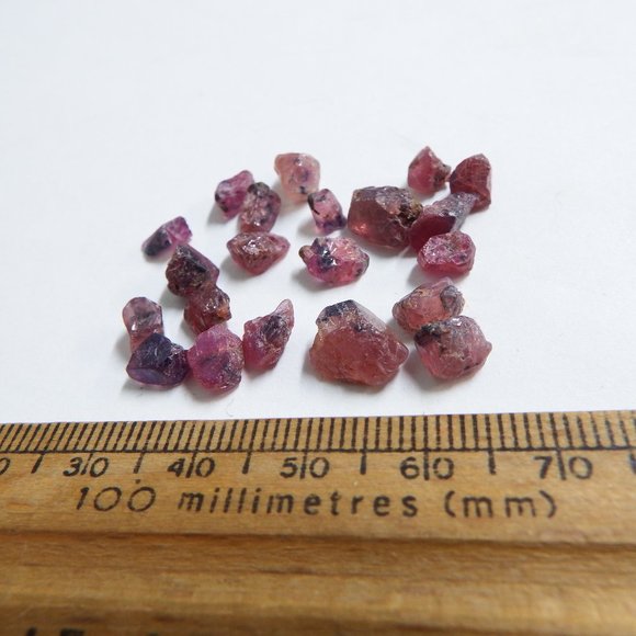 29.8ct tanzanian bi color ruby and sapphire gemstone crystal rough lot - Picture 5 of 7